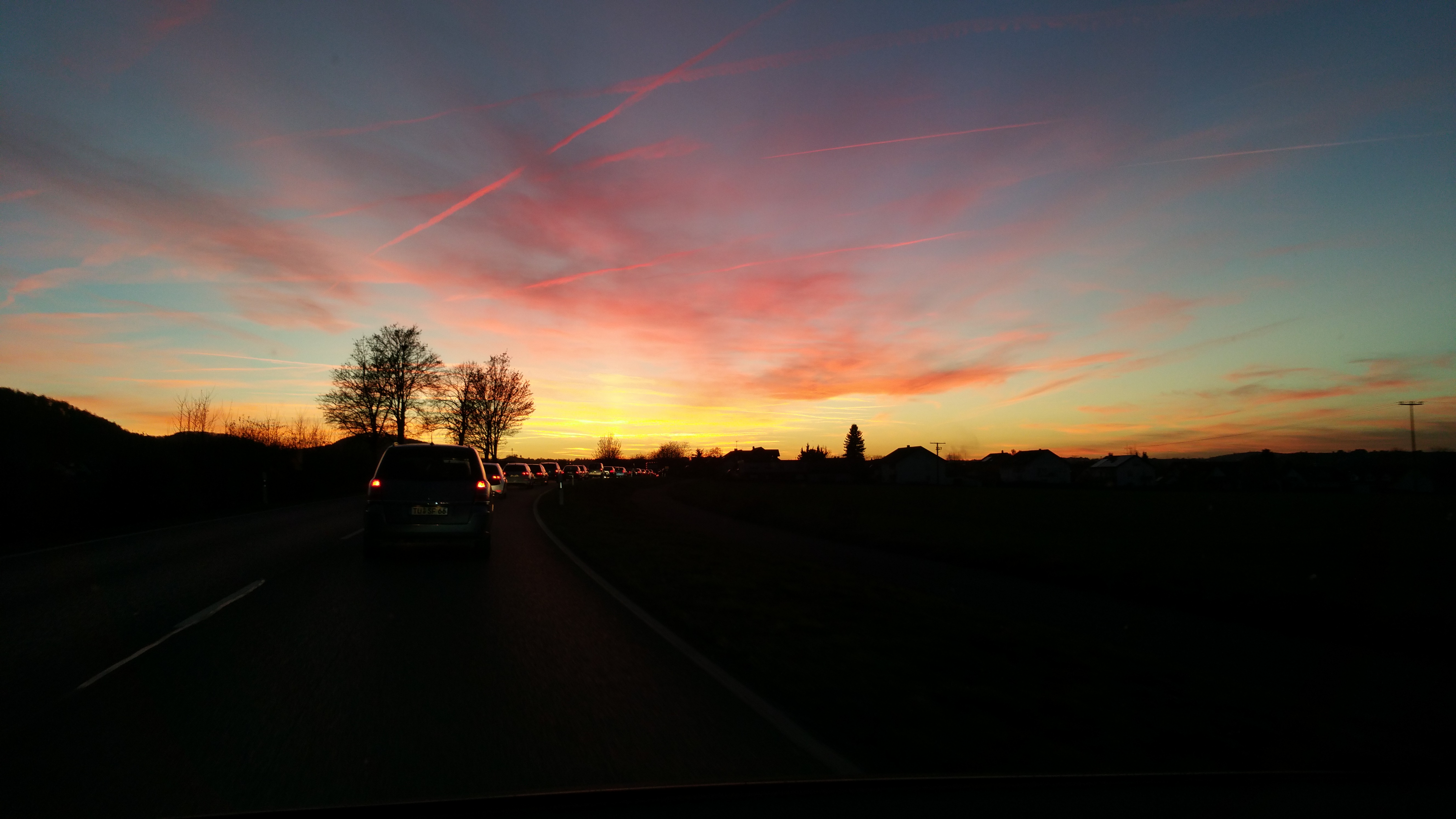 Einfahrt nach Kiebingen bei Sonnenuntergang